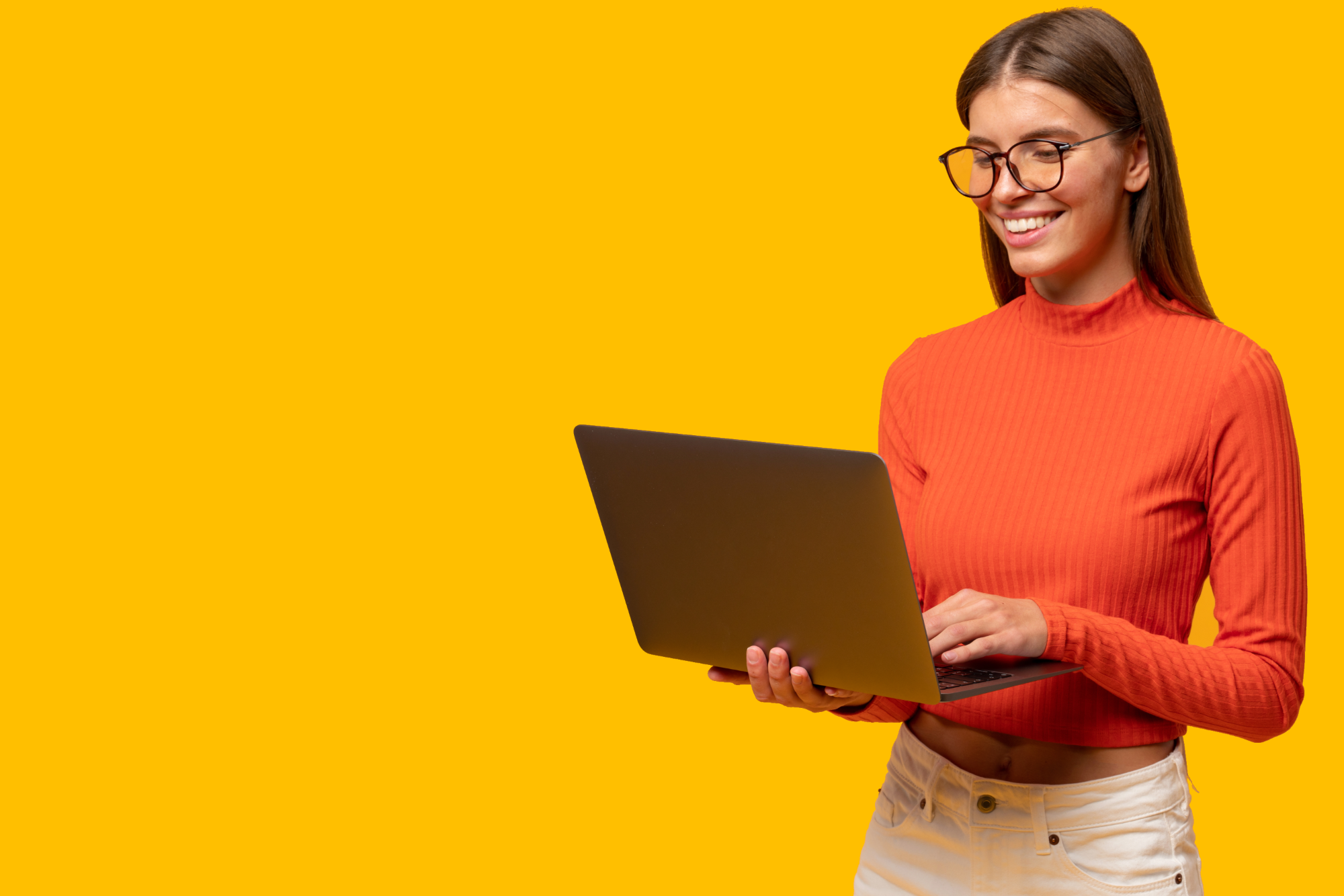 Lächelnde Person mit Laptop
