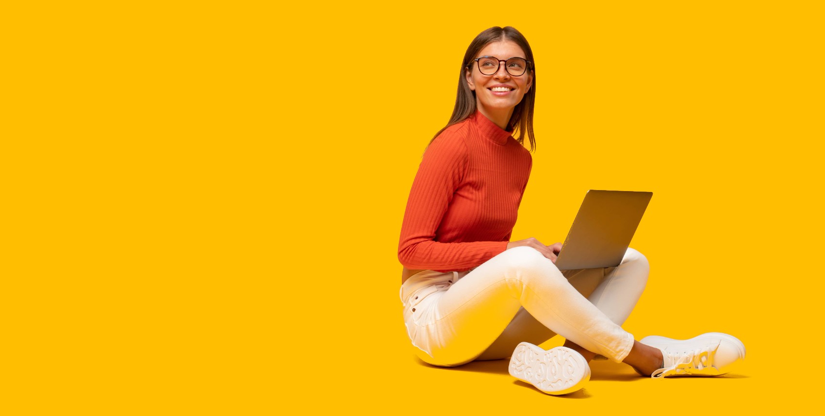 Lächelnde Person mit Laptop